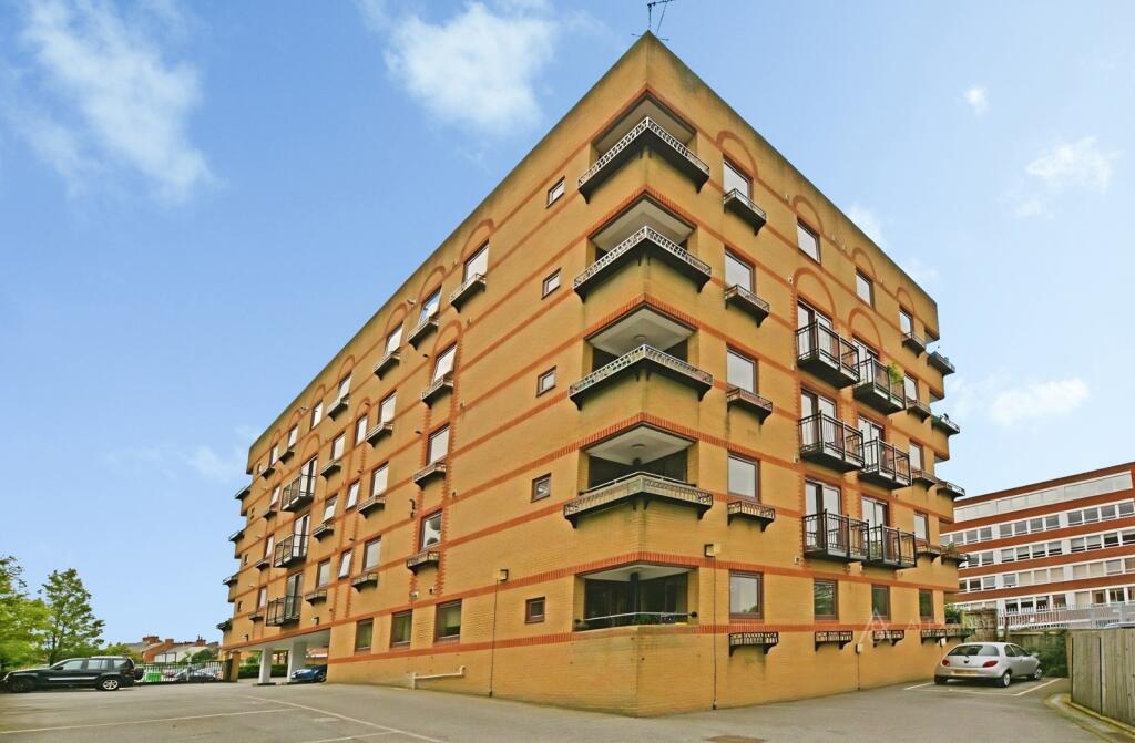 Main image of property: Chiltern House, Oxford Road, Aylesbury, HP19
