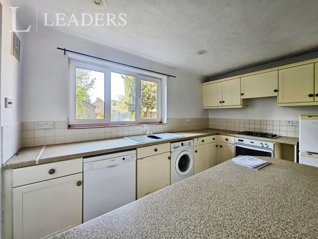 Bridle Way, Pound Hill, Crawley photo 3