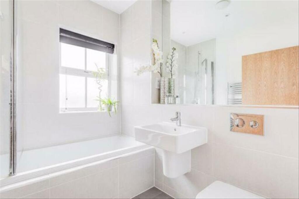 House in Walton-on-Thames, Surrey - More