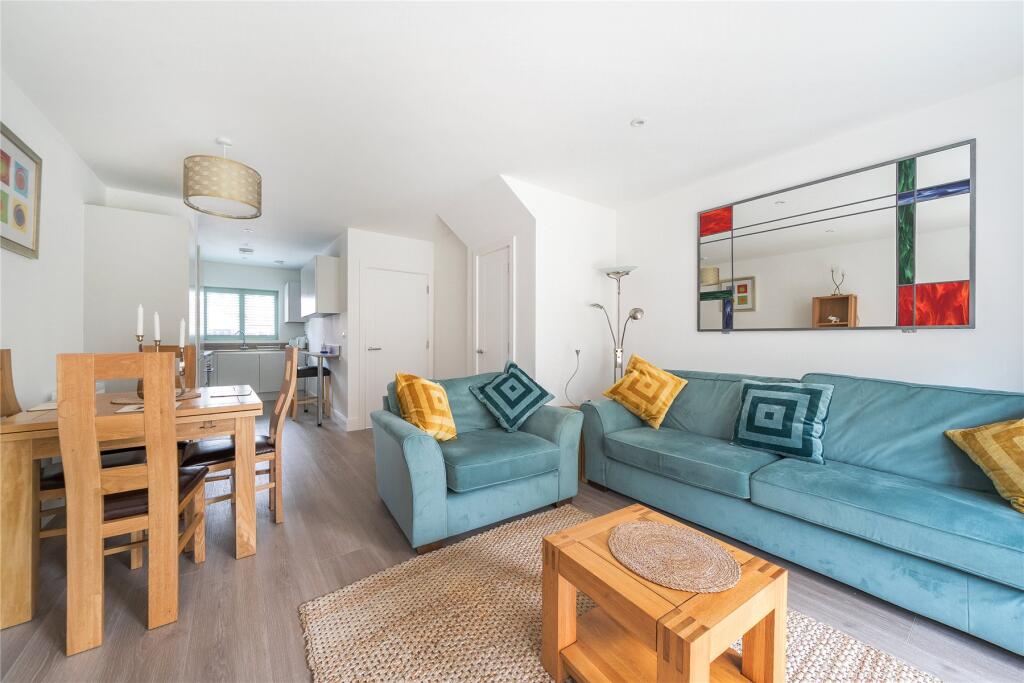 Hawthorn Road, Ottershaw, Chertsey, Surrey, KT16 photo 4