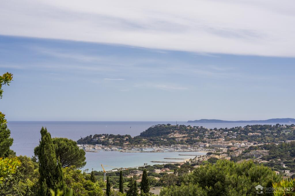 Main image of property: Provence-Alps-Cote d`Azur, Var, Cavalaire-sur-Mer