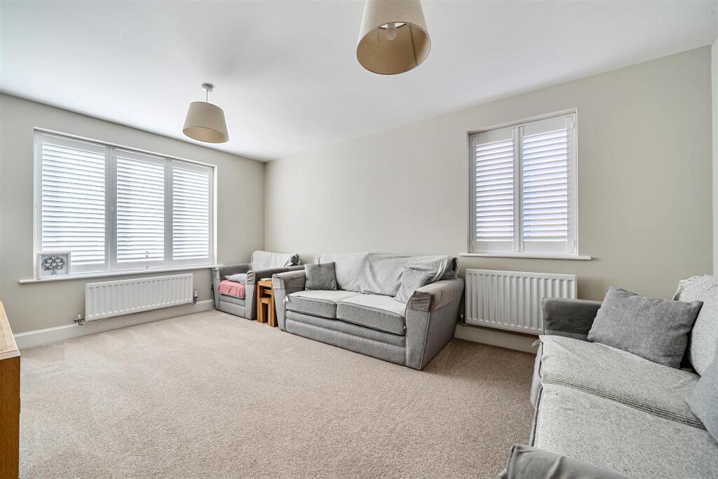 House in Arborfield Green, Barkham - View 3