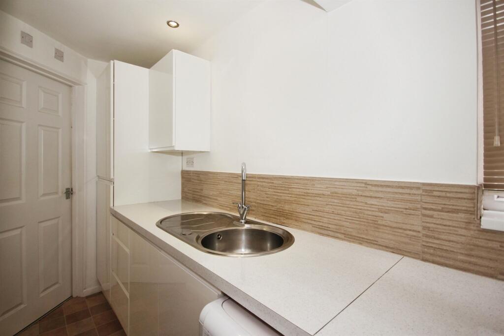 Apartment in Warwick, Royal Leamington Spa - View 4
