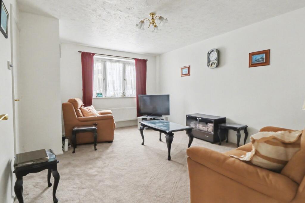 Cheltenham Gardens, Hedge End, SO30 photo 2