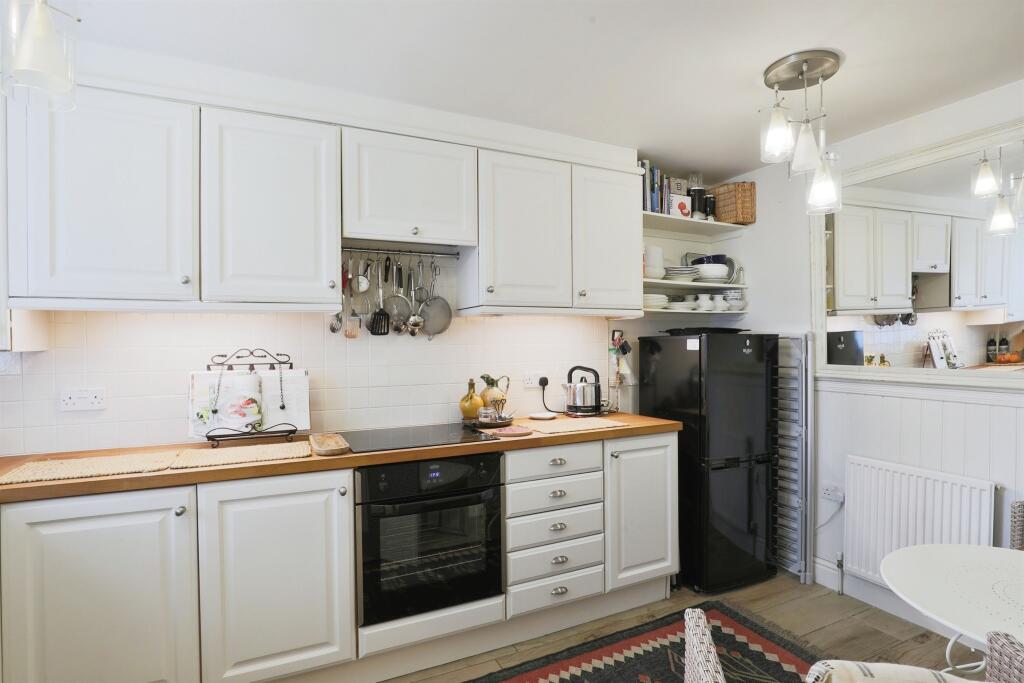 Park View Court, Kineton, Warwick photo 3