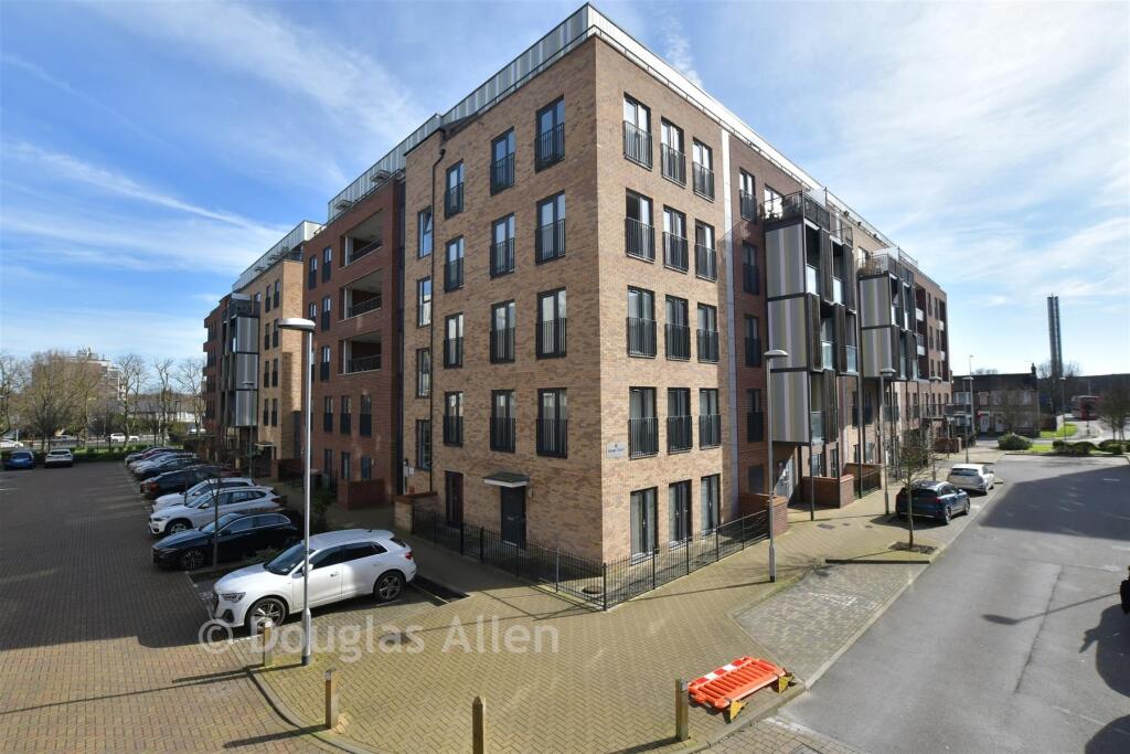 2-bed flat on Maxwell Road, Romford, Essex, £300,000