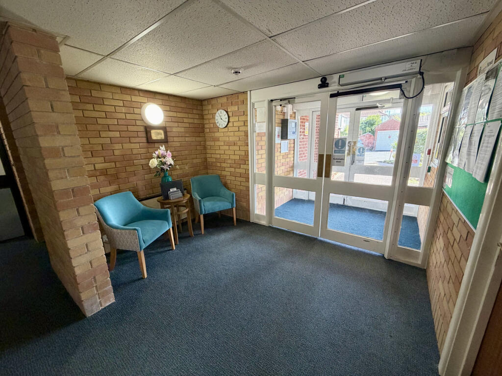 Apartment in Worthing, West Sussex - More
