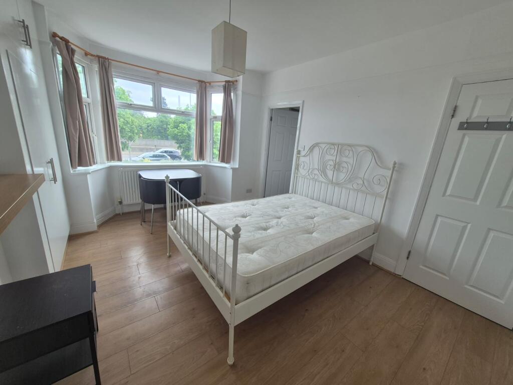 Main image of property: North Circular Road, N13