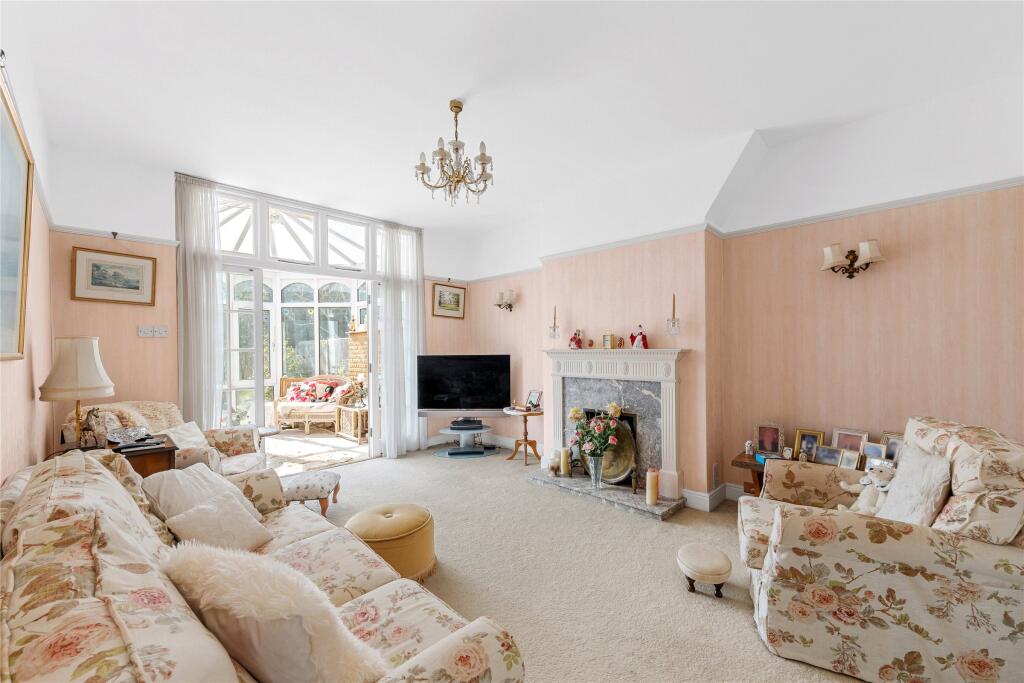 Highlands Avenue, Leatherhead, Surrey, KT22 photo 4