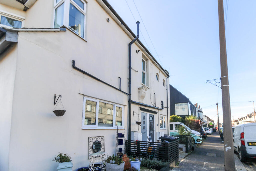 Main image of property: Glendale Gardens, Leigh-On-Sea