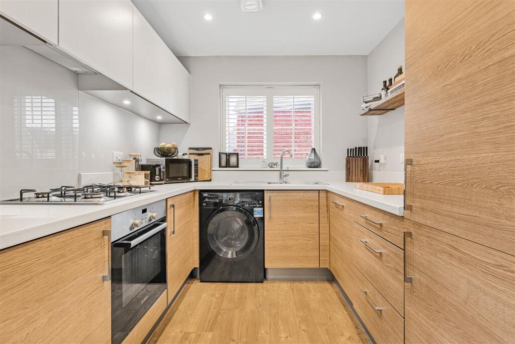 1, Cedar Close, Red Lodge, Suffolk, IP28 8ZN photo 3