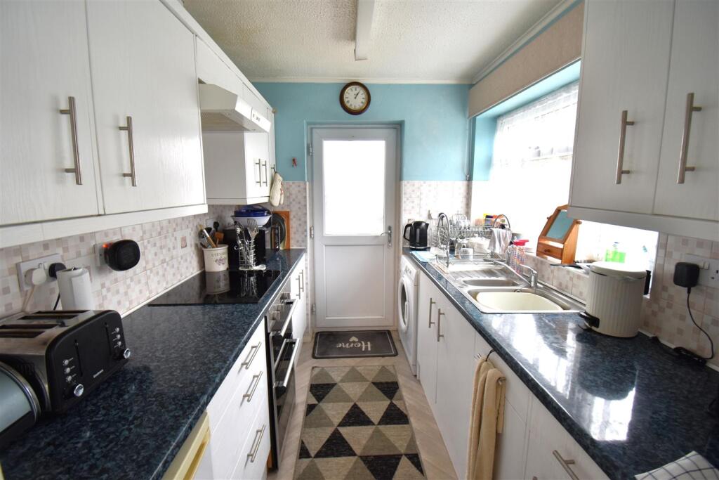Easy maintenance detached bungalow close to Clevedon town centre photo 4