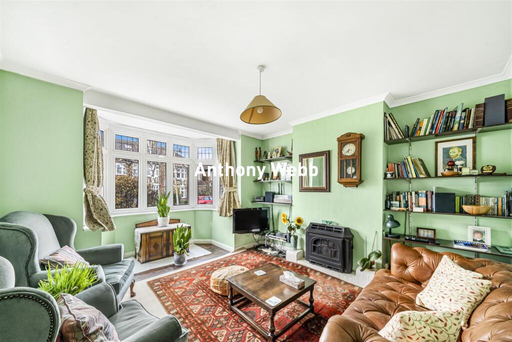 Dawlish Avenue, Palmers Green, N13 photo 2