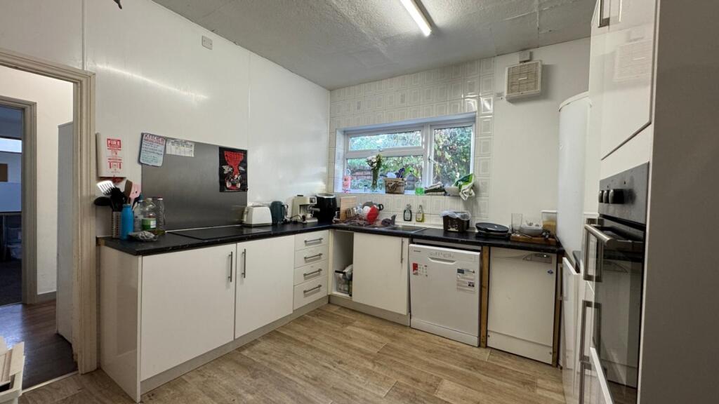 6 bedroom terraced house for rent