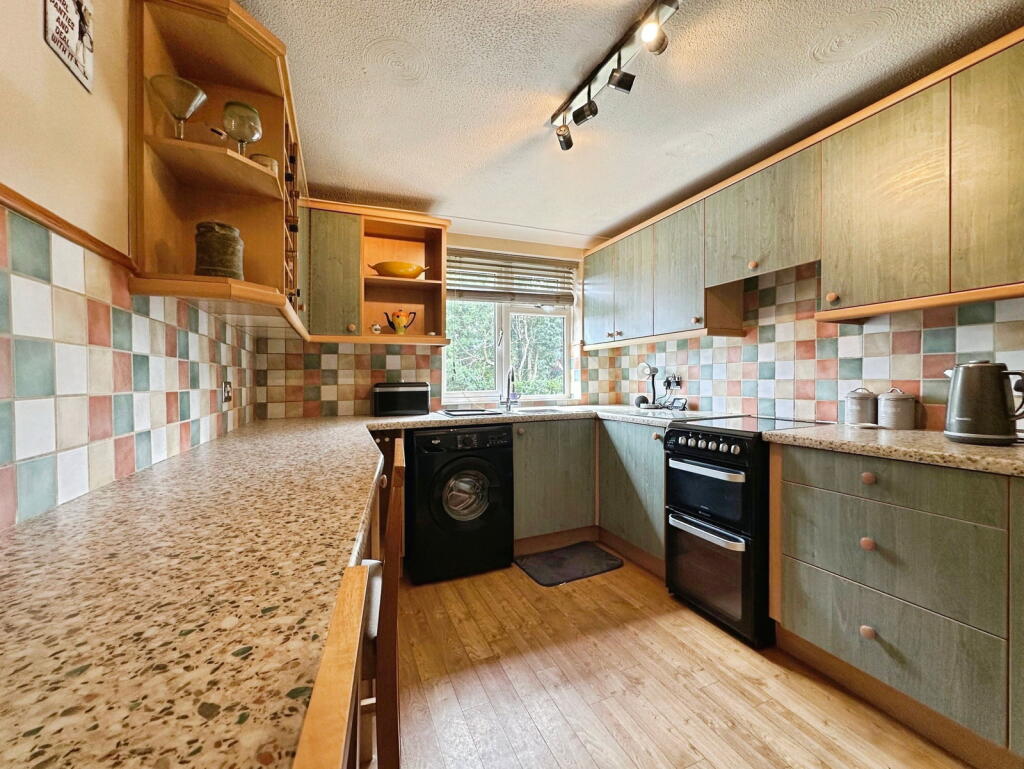 Apartment in Wolverhampton, Compton - View 5