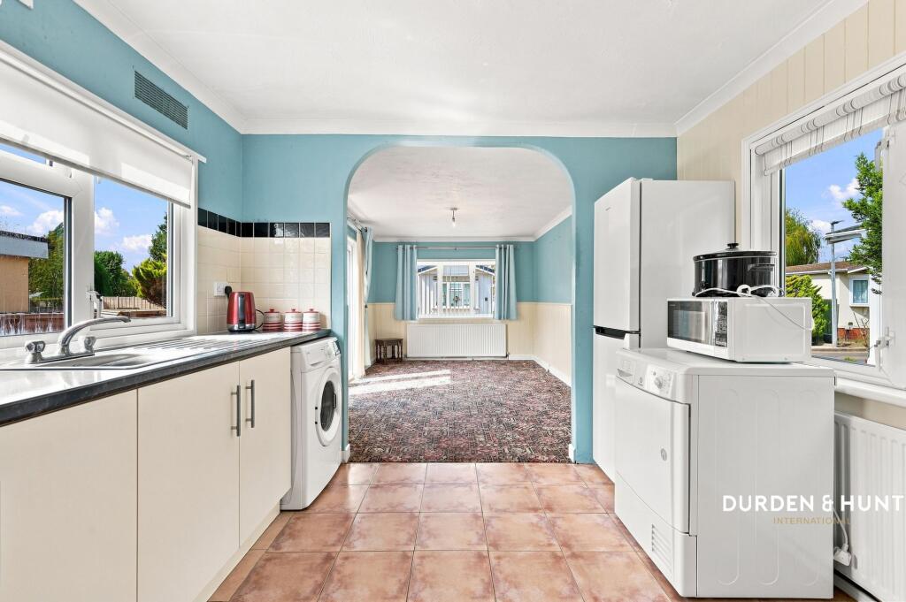 House in Rochford, Hullbridge - More
