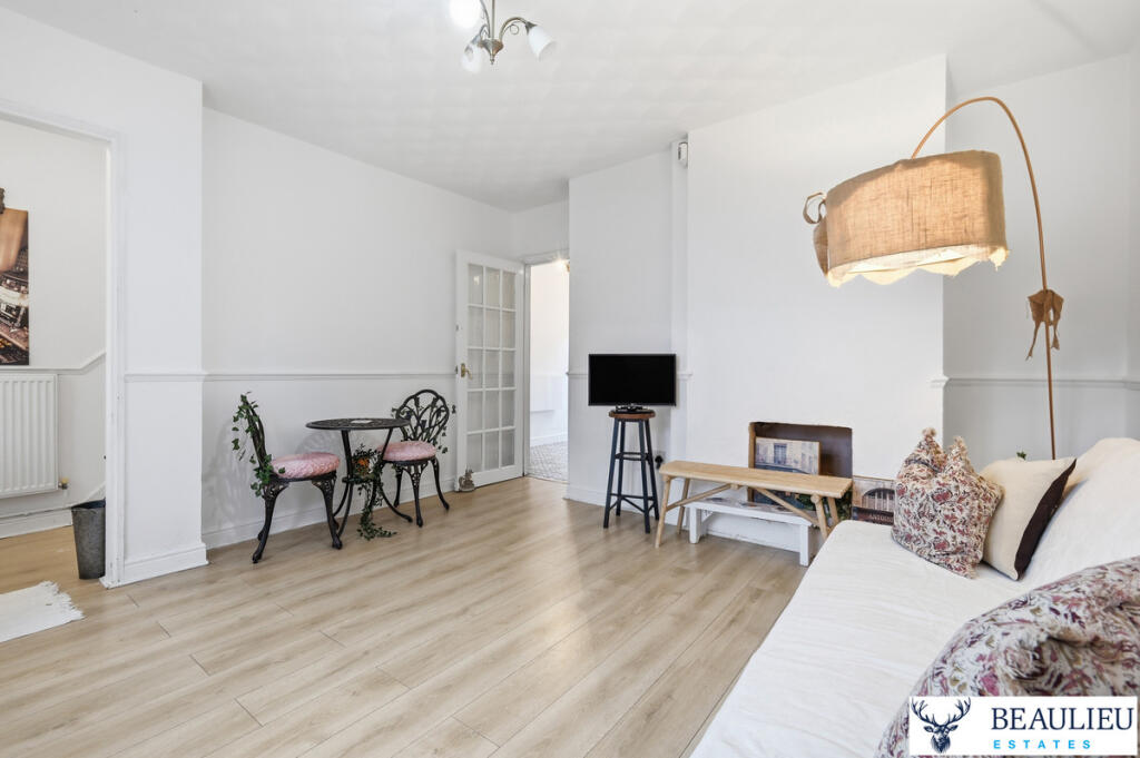 Verderers Road, Chigwell, IG7 4 photo 3