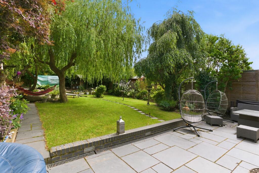 St. Vincent Drive, St. Albans, Hertfordshire, AL1 - View 4