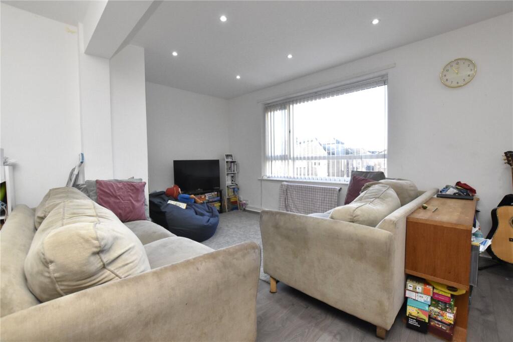 3 Cresta Court, Primley Park Garth, Leeds, West Yorkshire photo 2