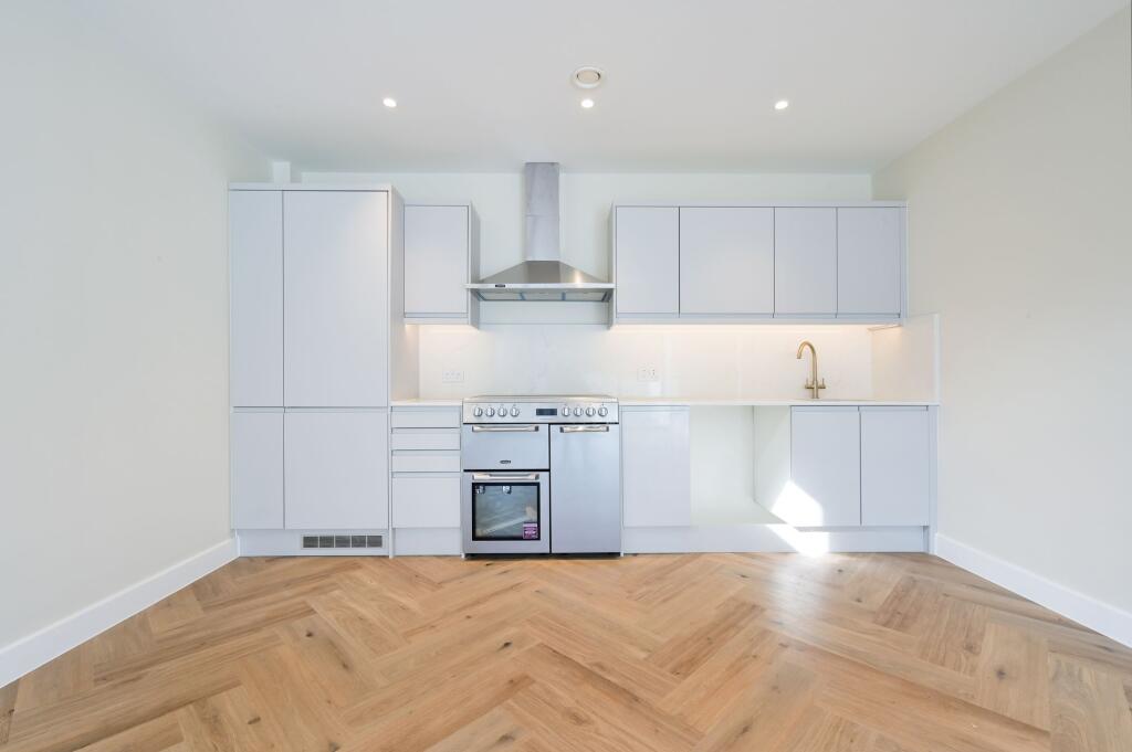 House in Epsom and Ewell, Stoneleigh - View 3
