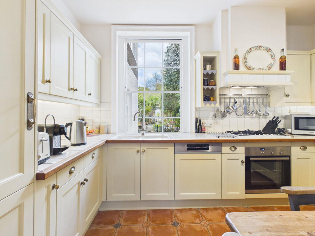 House in Worthing, Broadwater - More