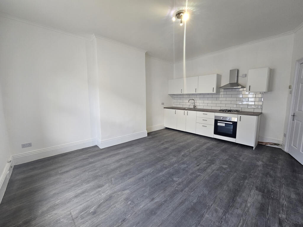 House in Kirklees, Benomley, Moldgreen - View 2