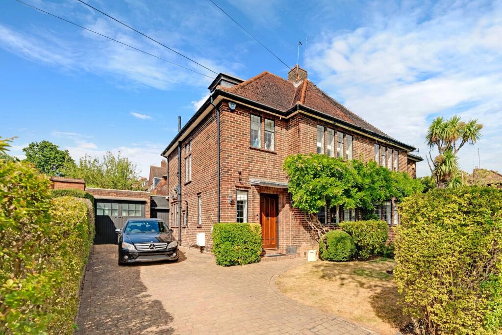 Main image of property: Vivian Way, London, N2