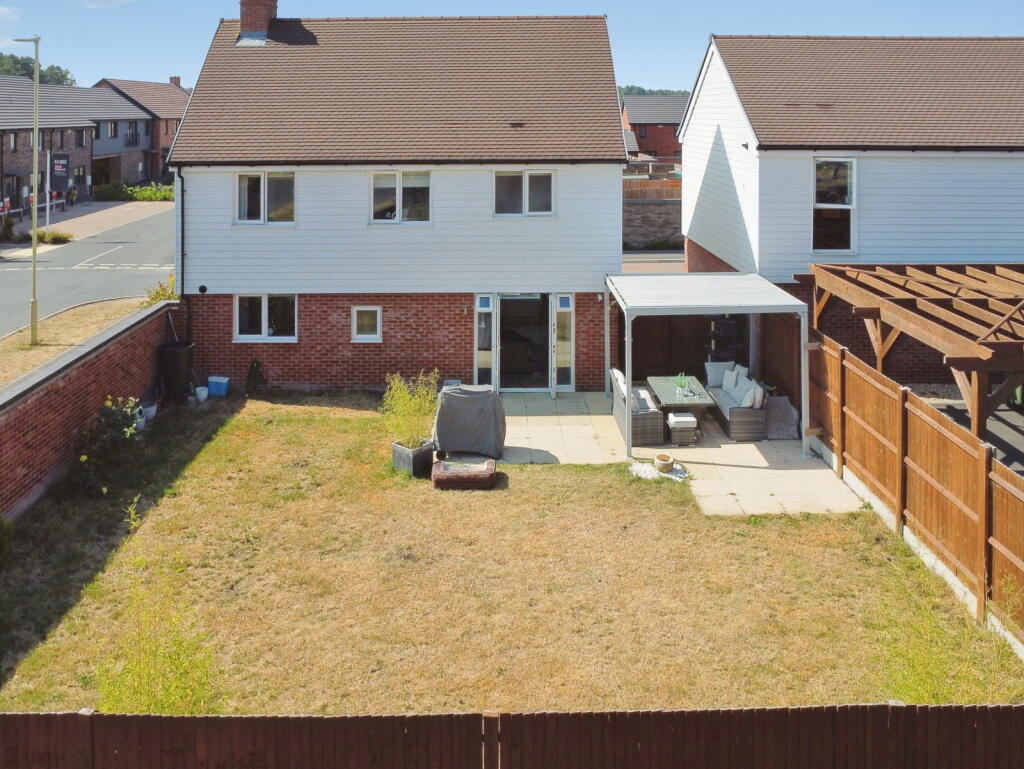 Douglas Drive, Bordon, Hampshire, GU35 9FE photo 2