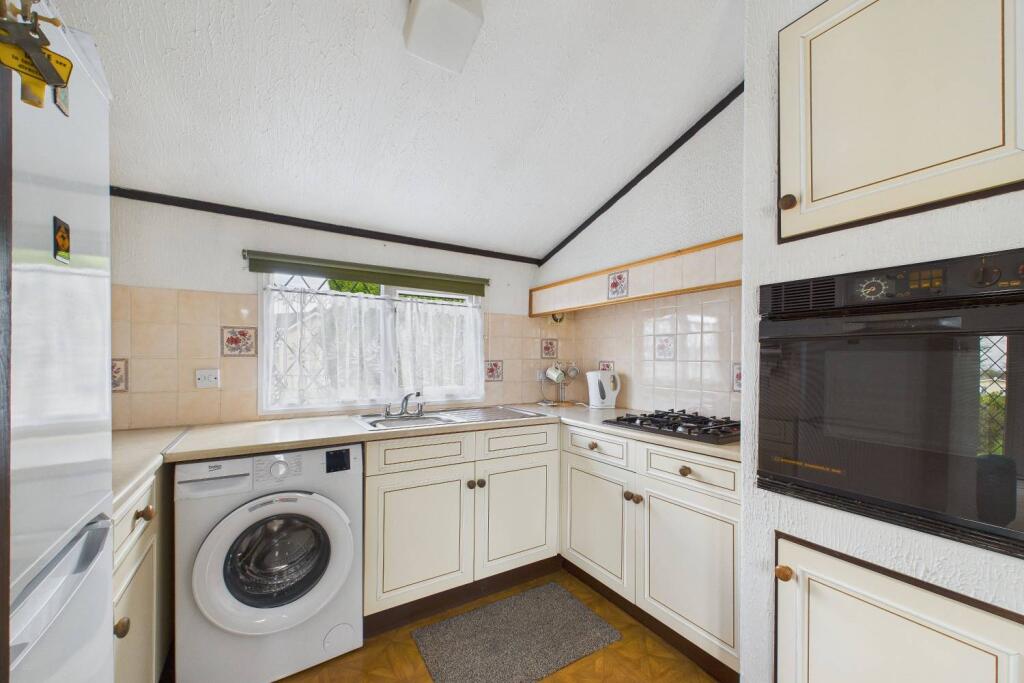 Newdigate, Newdigate, RH5 5BL photo 3