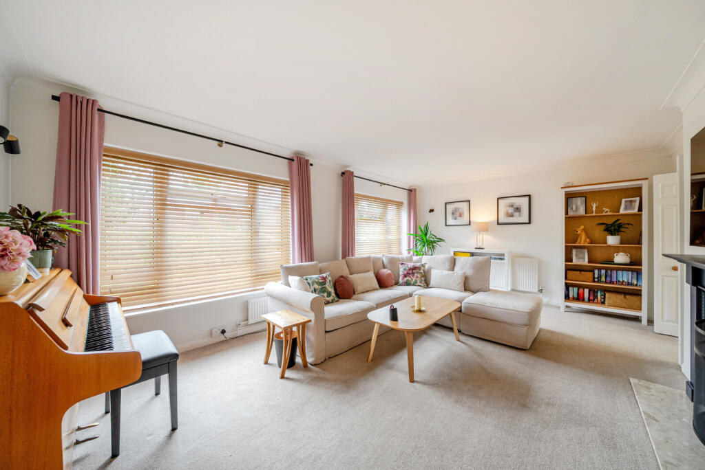 House in Woking, West Byfleet - View 2