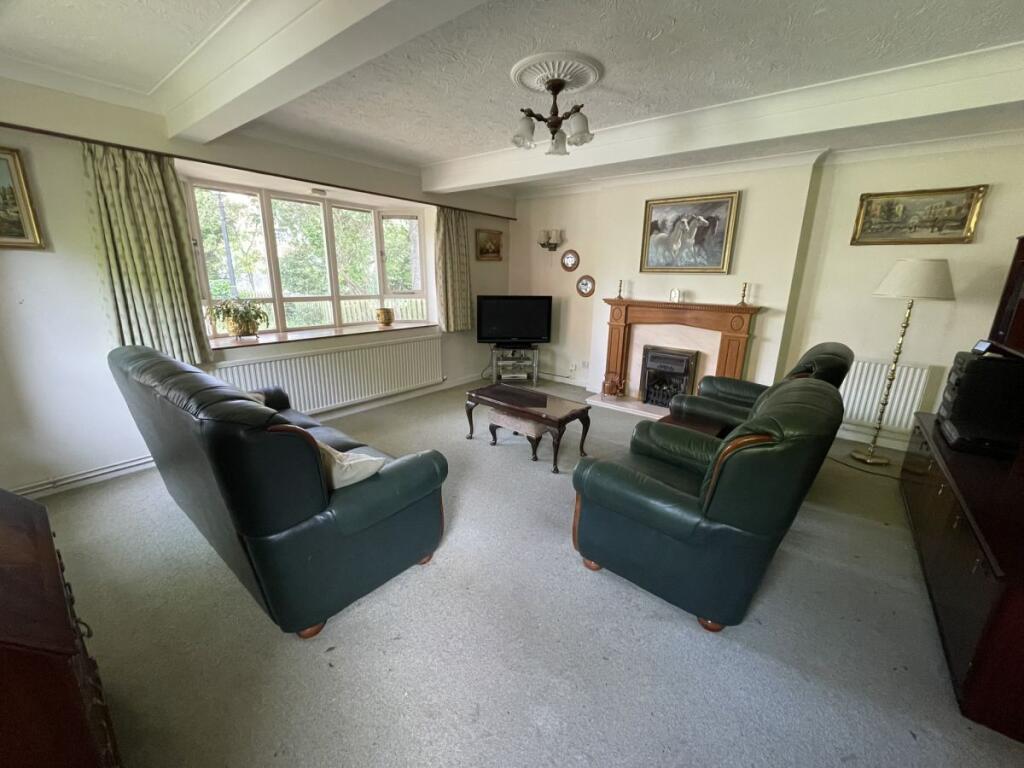 House in Broadway: Peterborough, City of Peterborough - View 3