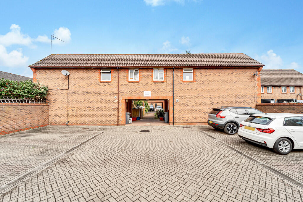 Cramond Court, Bedfont  photo 2
