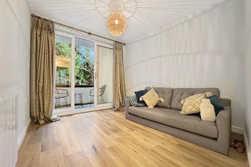 2 bedroom Terraced House in Chichester - View 4