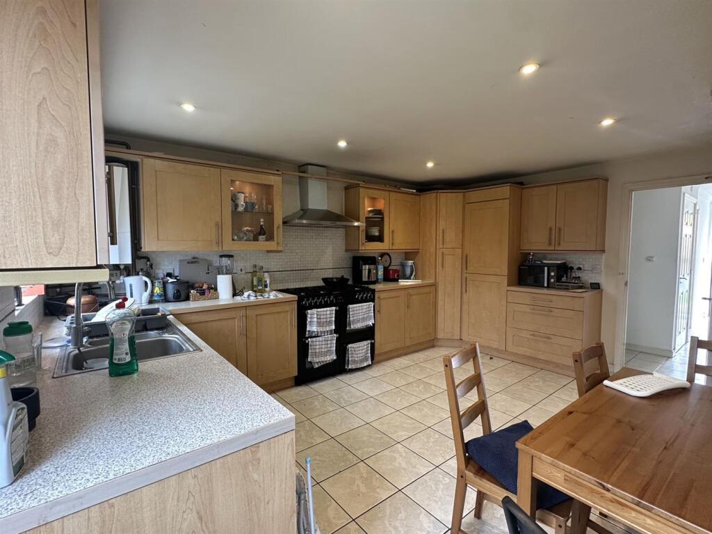 5 bedroom terraced house for rent