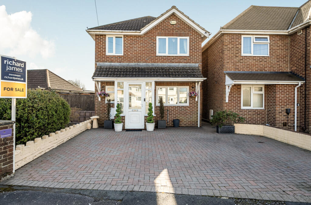 3-bed detached on Headlands Grove, Stratton St Margaret, Swindon, SN2, £360,000