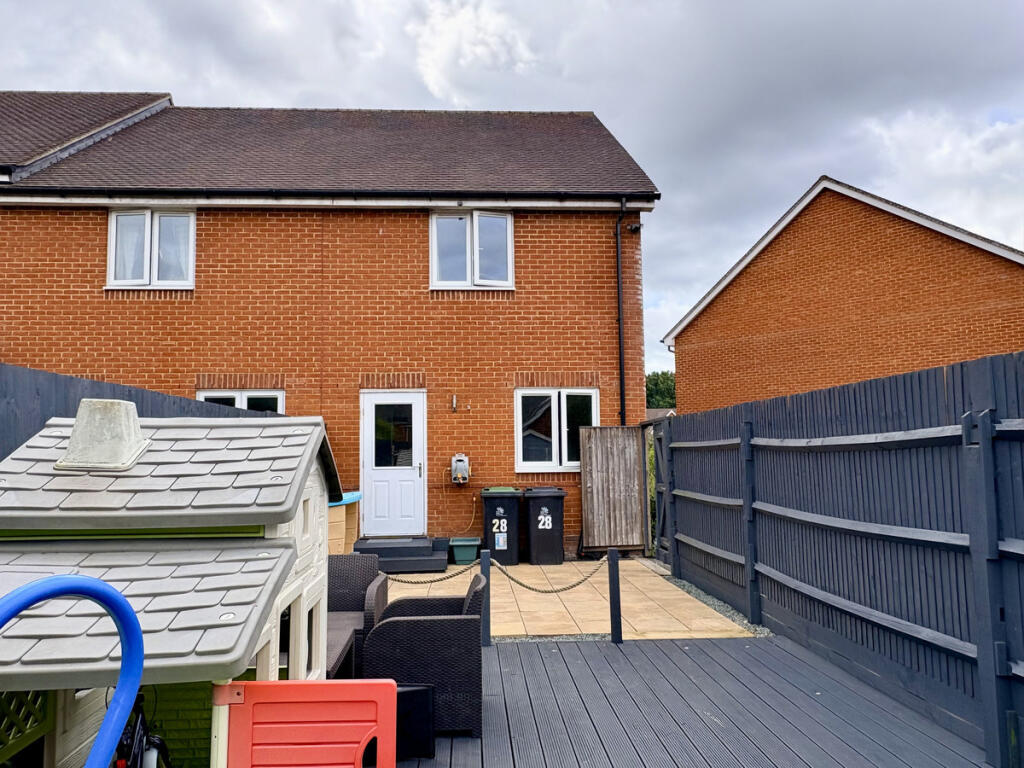 Horseshoe Cresent, Longham, BH22 9 photo 4