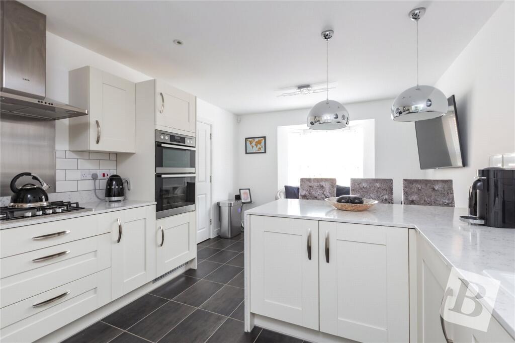 Claremont Crescent, Rayleigh, Essex, SS6 photo 3