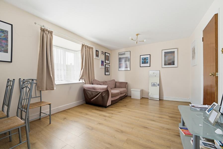 Apartment in London, London Borough of Brent - View 4