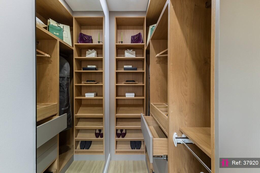 Apartment in London, Cottenham Park, Raynes Park - View 3