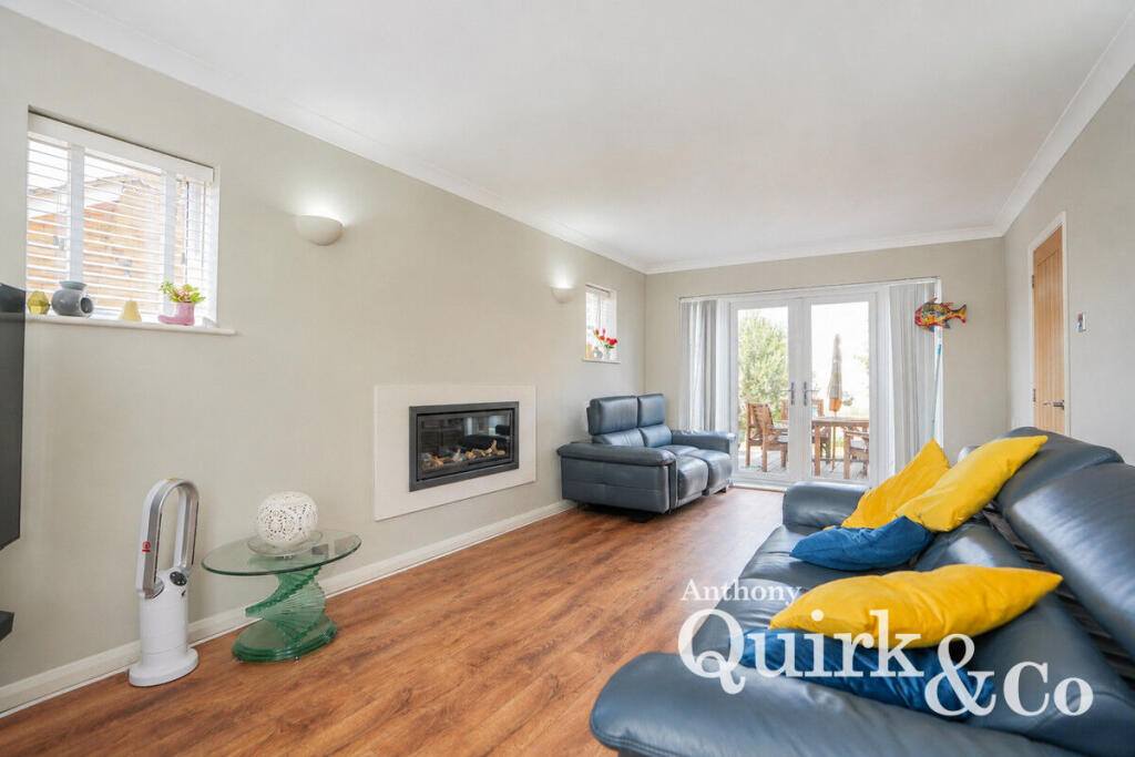 House in Castle Point, Canvey Island - View 4