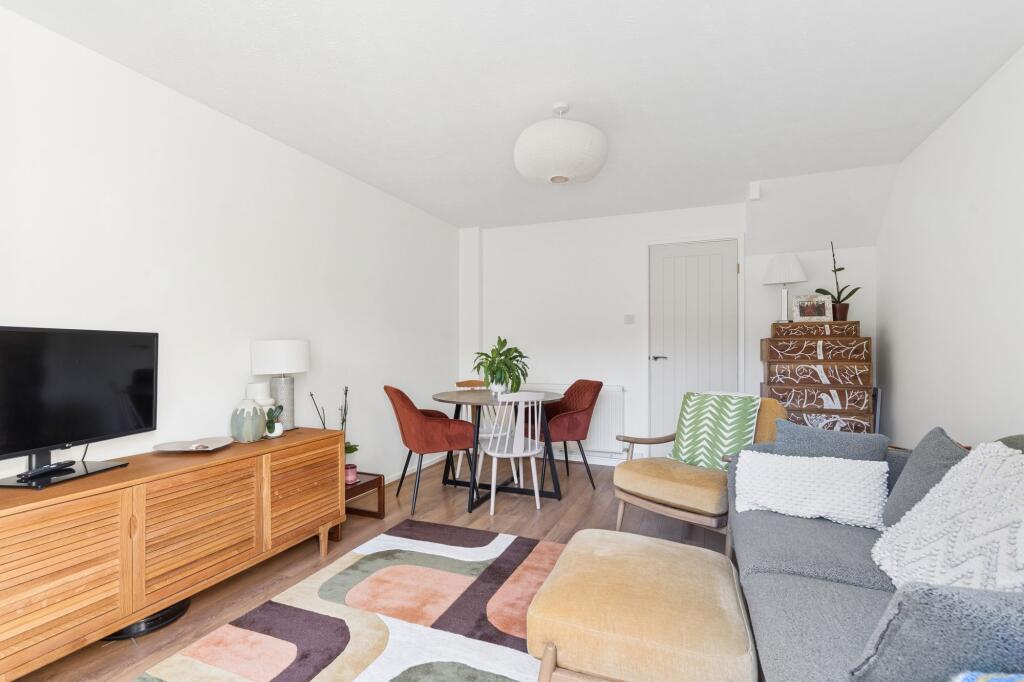 House in Hertsmere, Merry Hill, Bushey - More