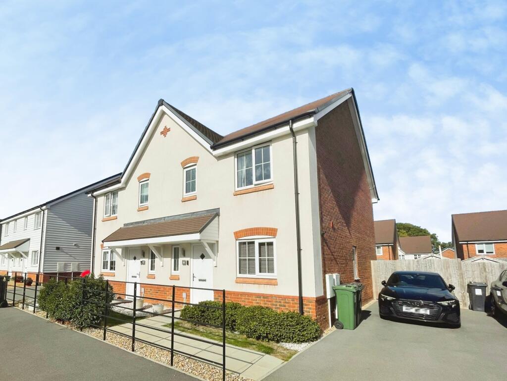 3-bed semi-detached on Deanlands Farm Way, Sherfield-On-Loddon, RG27, £435,000