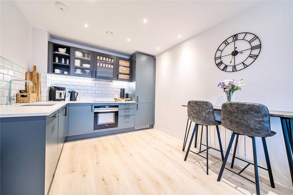 Apartment in Surrey Heath, Surrey - View 3