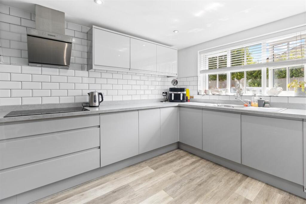 House in Wealden, Hailsham - More