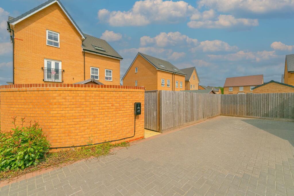 House in Milton Keynes, Brooklands, Broughton and Milton Keynes - View 4