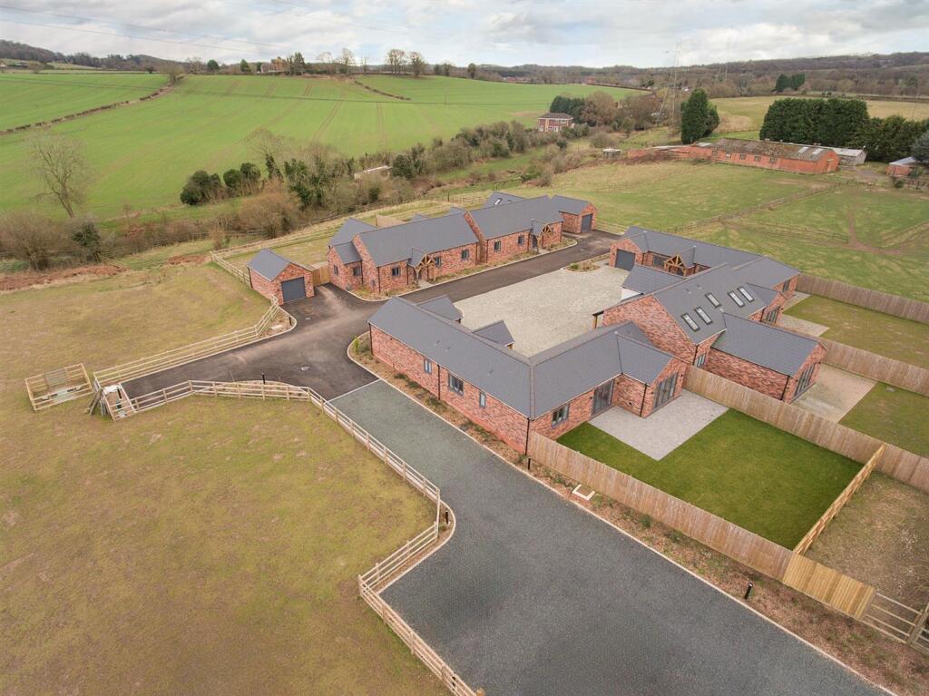 The Stableyard, Mile Flat Farm, Greensforge, Wall Heath, DY6 0AU photo 2