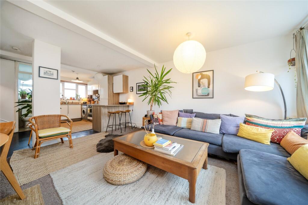 3 bedroom maisonette for sale in Clarence Road, London, E5