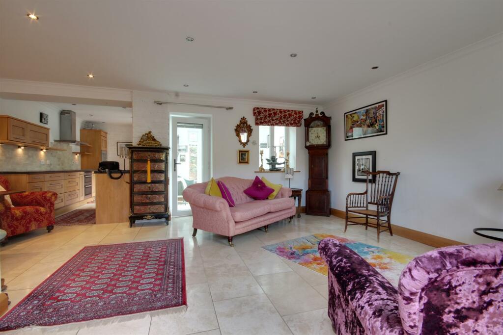Easenby Close, Swanland photo 3