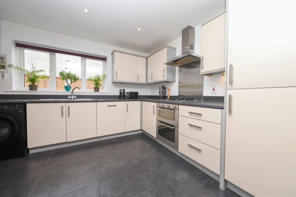 Worrall Lane, Uxbridge, UB8 1GQ photo 3