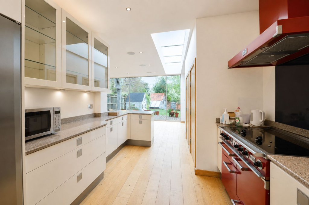 House in Elmbridge, Weybridge - More